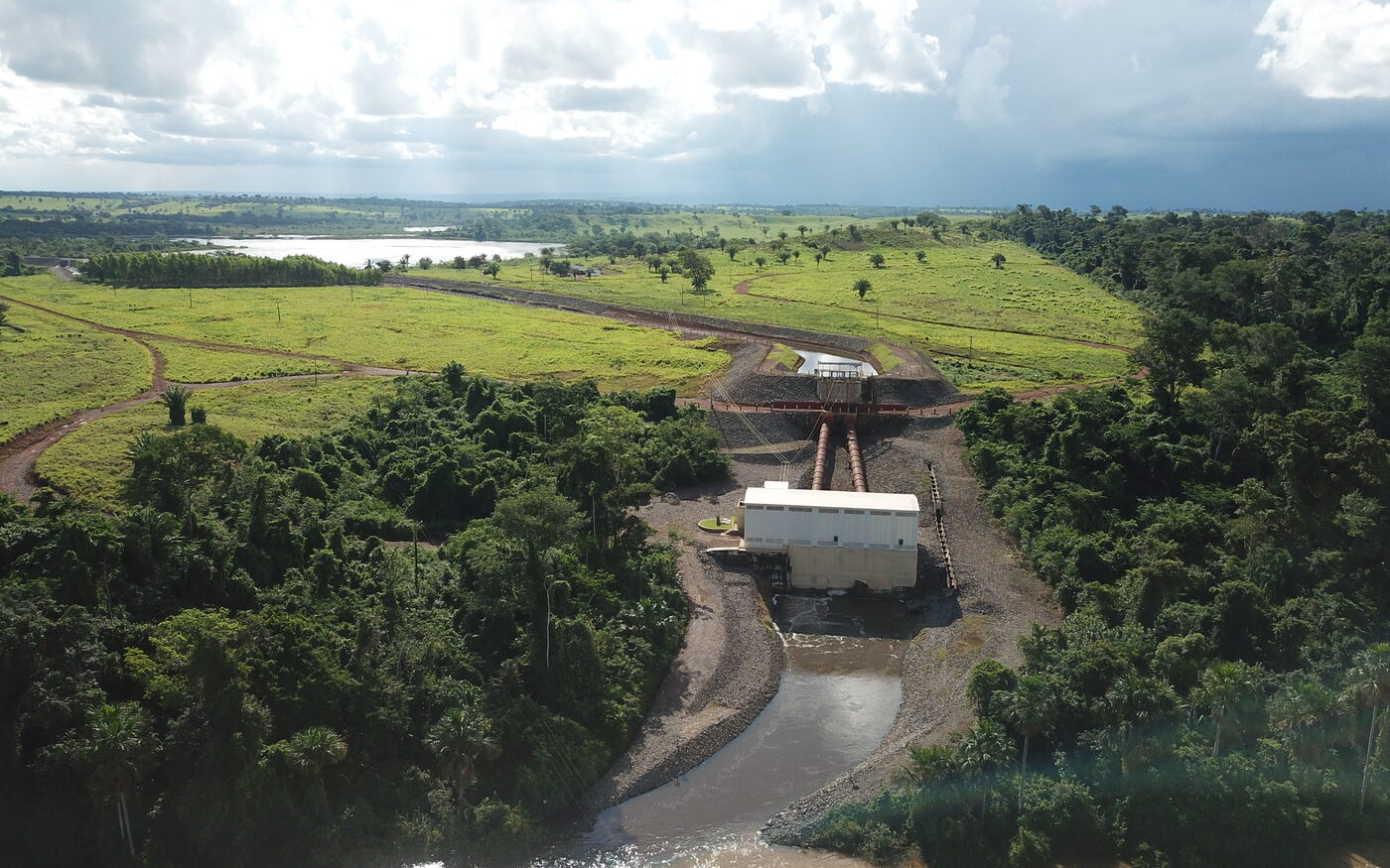 PCH Rio do Sapo — vista aérea da casa de força, condutos forçados e canal de fuga, em Tangará da Serra (MT)